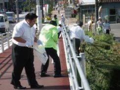多くのスタッフが歩道まわりを清掃している写真