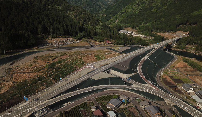 手前から奥へ伸びる道路の写真