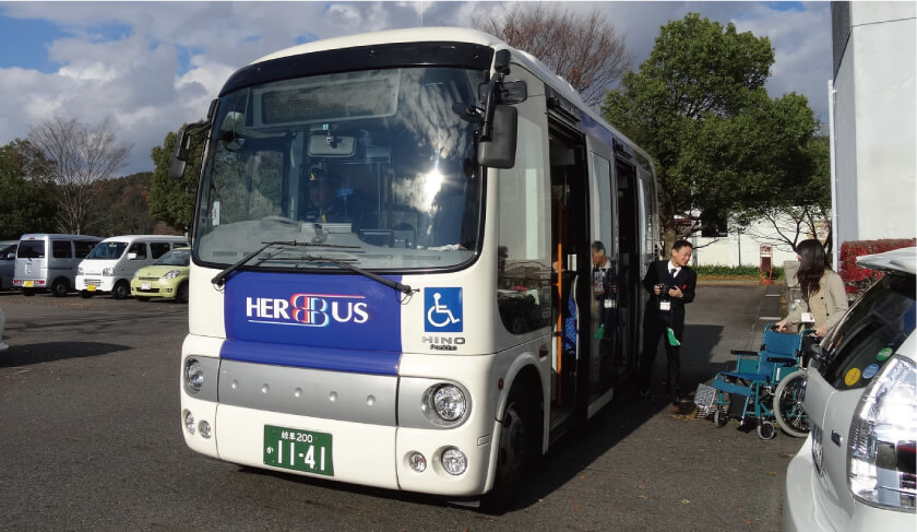 駅前のバスロータリーに停車するバス