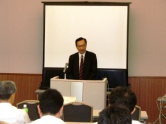 講演をする野崎氏