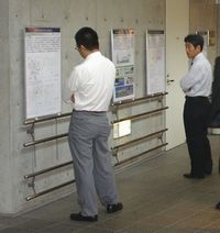 通路に掲示された論文紹介パネル 