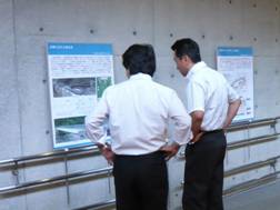 通路に掲示された論文紹介パネル 