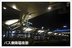 バス乗降場夜景