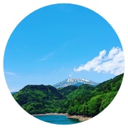 青空・山・川のイメージ