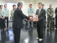 委員長より副賞授与