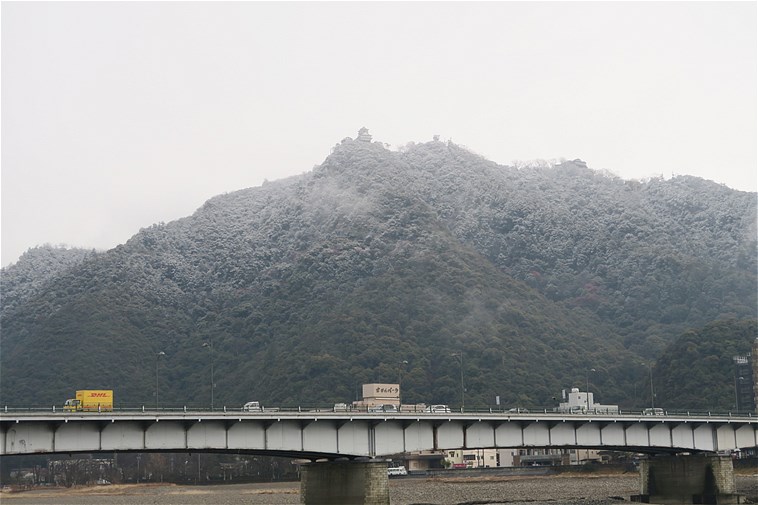 初めて雪化粧した金華山